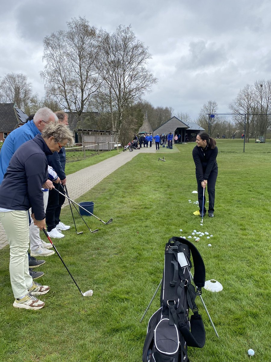 Het was gezellig druk tijdens de Open Dag op Golfclub Holthuizen. Bezoekers konden de sfeer proeven en in een van de clinics de verschillende slagen oefenen. Ook eens proberen? kijk dan op golfclubholthuizen.nl voor het boeken van een   kennismakingsles!