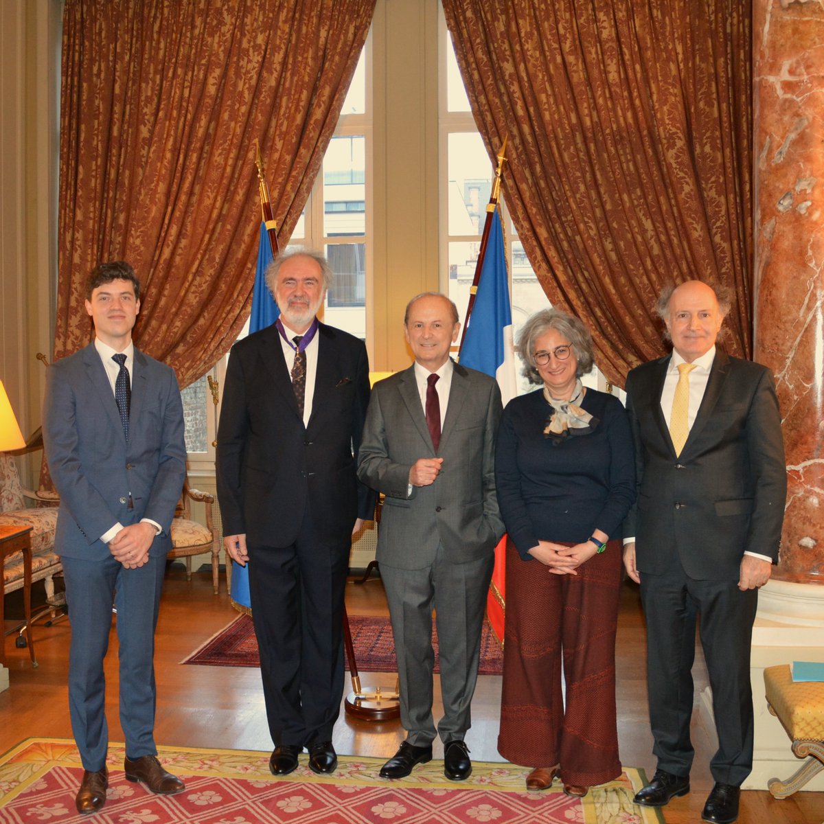 PartenariatsESR's tweet photo. Très heureux de voir Didier Viviers, Secrétaire perpétuel de l'Académie royale de Belgique décoré au titre de Commandeur des Palmes Académiques ! L'occasion de saluer son travail exceptionnel sur le monde grec et hellénistique et les projets qu'il a initié au sein de l'Académie. https://t.co/uvwstBOzxD
