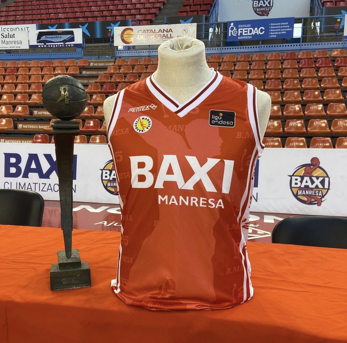 gradanimacio's tweet photo. 𝗦𝗢𝗥𝗧𝗘𝗜𝗚 𝗧𝗪𝗜𝗧𝗧𝗘𝗥! 🔴

El dia 7 de maig es faran els actes centrals per rememorar la gesta del 1998

Ja fa 2️⃣5️⃣ anys d’aquella lliga que ens va fer tocar el cel ♥️

Volem afegir-nos als actes sortejant 2️⃣ samarretes del 25è aniversari i una caixa de cava commemoratiu 

Per participar he de: 

- Seguir-nos ✅
- Fer un retuit del post ✅
- Fer un like i comentar-lo ✅

El sorteig serà a les 12:00 hores del dia 7 de maig. 

#25anysACB🏆 #SomGrada #SomFamília #SomHistòria 🔴🏀