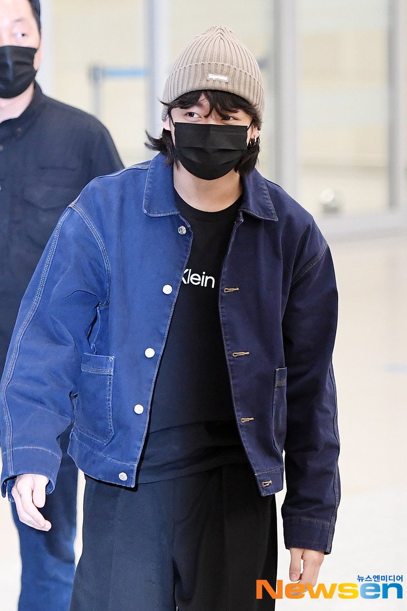 UniversBTS_'s tweet photo. 📸 Fotos da chegada de Jungkook na Coreia após a conclusão de seus compromissos nos EUA. 💜

WELCOME BACK, JUNGKOOK! 💗

[+] https://t.co/JI528lapHi