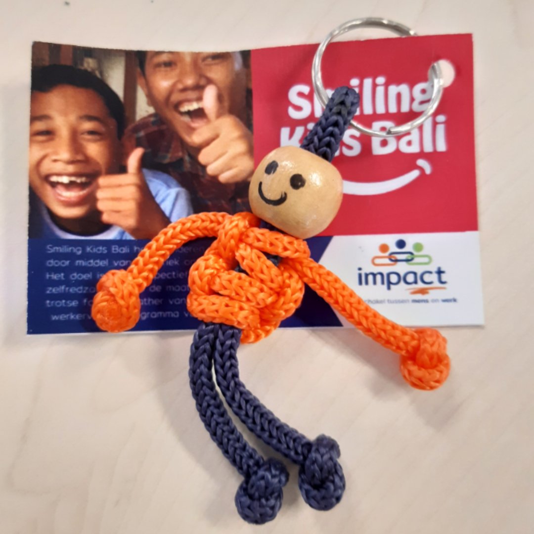 De impact van Impact stopt niet bij de grenzen: Impact draagt Smiling Kids Bali een warm hart toe! De kinderen van Smiling Kids Bali hebben voor Impact custom-made sleutelhangers gemaakt! Bekijk hier een korte impressie van de making: youtube.com/watch?v=Qm76py….
