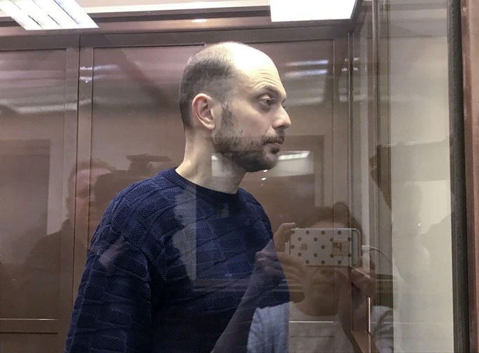 ilya_shepelin's tweet photo. Судья Подопригоров вкатил Владимиру Кара-Мурзе 25 лет строго режима из 25, что просила прокуратура. 100%-ная эффективность

И так уж вышло, что на этот процесс назначили именно такого судью, в чьих качествах вообще не приходится сомневаться. Так это еще и судья, который лично был заинтересован отомстить Кара-Мурзе

Именно Кара-Мурза был одним из тех, кто добивался принятия акта Магнитского — по которому были приняты персональные зарубежные санкции против российских чиновников, в тюрьме уморивших насмерть юриста Магнитского. По иронии судьбы следствие против Магнитского вели те фигуры, которых прежде Магнитский обвинил в коррупции

Именно Подопригоров отправил Магнитского за решетку в ноябре 2008 года. Кара-Мурза был одним из тех, кто не дал этому преступлению забыться

Позже В 2013 году включён в санкционный лист США за причастность к нарушению прав человека.

Нанял Подопригоров нанял одну из самых дорогих юридических фирм Великобритании, чтобы выбраться из санкционных списков. С помощью юристов судья Подопригоров направил обращение в американское министерство финансов, уверяя, что он ни в чем не виновен. Так ничего там и не добился

Но сегодня посадил Кара-Мурзу на 25 лет строгого

Причем 25 лет срока сложились по следующим «преступлениям»: выступление в поддержку политзаключенных, антивоенный пост и требования ввести санкции против мудаков, устроивших войну. Серьезно!