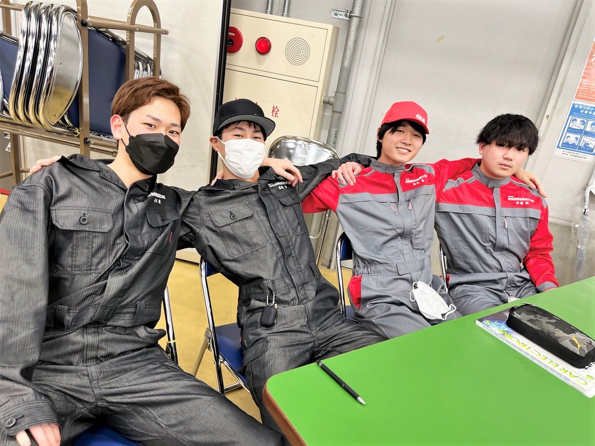 GIA_Niigata's tweet photo. 新入生がいよいよ実習着デビュー🤩
新品のつなぎやキャップ、シューズを身につけて実習に取り組んでいました💓実は学科によってつなぎの色が違うんです！
#つなぎ男子 #つなぎ女子 #新入生 
#授業 #専門学校生の日常 https://t.co/eVikp0cSLY