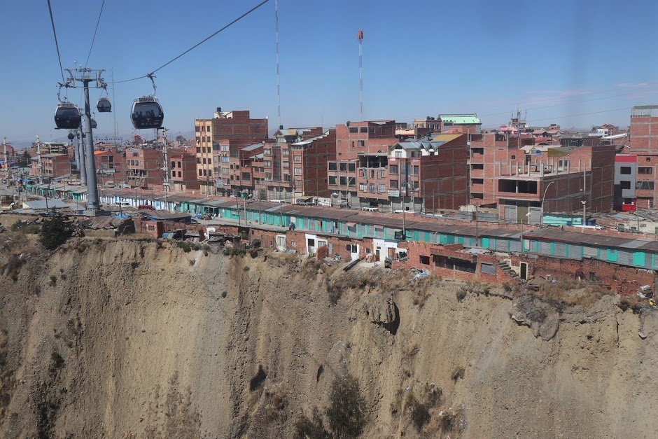 in_the_pan's tweet image. El Alto is the extension of the city of La Paz. La Paz is set within a valley, like a bowl. Deeper in, the more "western" (like old colonial buildings) it gets. El Alto has been associated with the lowest-income communities, though this is changing. 

Yes, now there's cable cars!