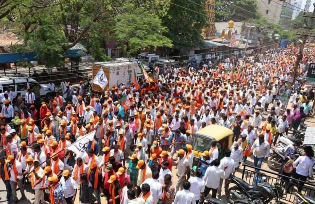 Rajbjp41's tweet photo. 2023ನೇ ವಿಧಾನಸಭಾ ಚುನಾವಣೆ ಪ್ರಯುಕ್ತ, ಇಂದು ಹೊಸಕೋಟೆ ಟೌನಿನಲ್ಲಿ,, ಸನ್ಮಾನ್ಯ  ಶ್ರೀ MTB ನಾಗರಾಜ್ ಅಣ್ಣನವರು  ನಾಮಿನೇಷನ್ ಮಾಡಿದ ಸಂದರ್ಭ:-🌹🙏🌹 https://t.co/Y0w2TSED6Z