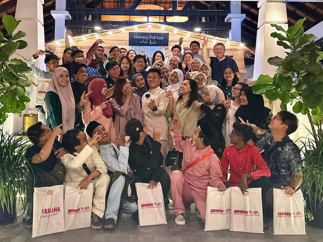 qilfah's tweet photo. Chinese boss celebrate Raya with his workers! 

[THREAD]

#COM201
#MC1102A2023
#RayaAidilfitri2023 https://t.co/Wwd8i6XPzm