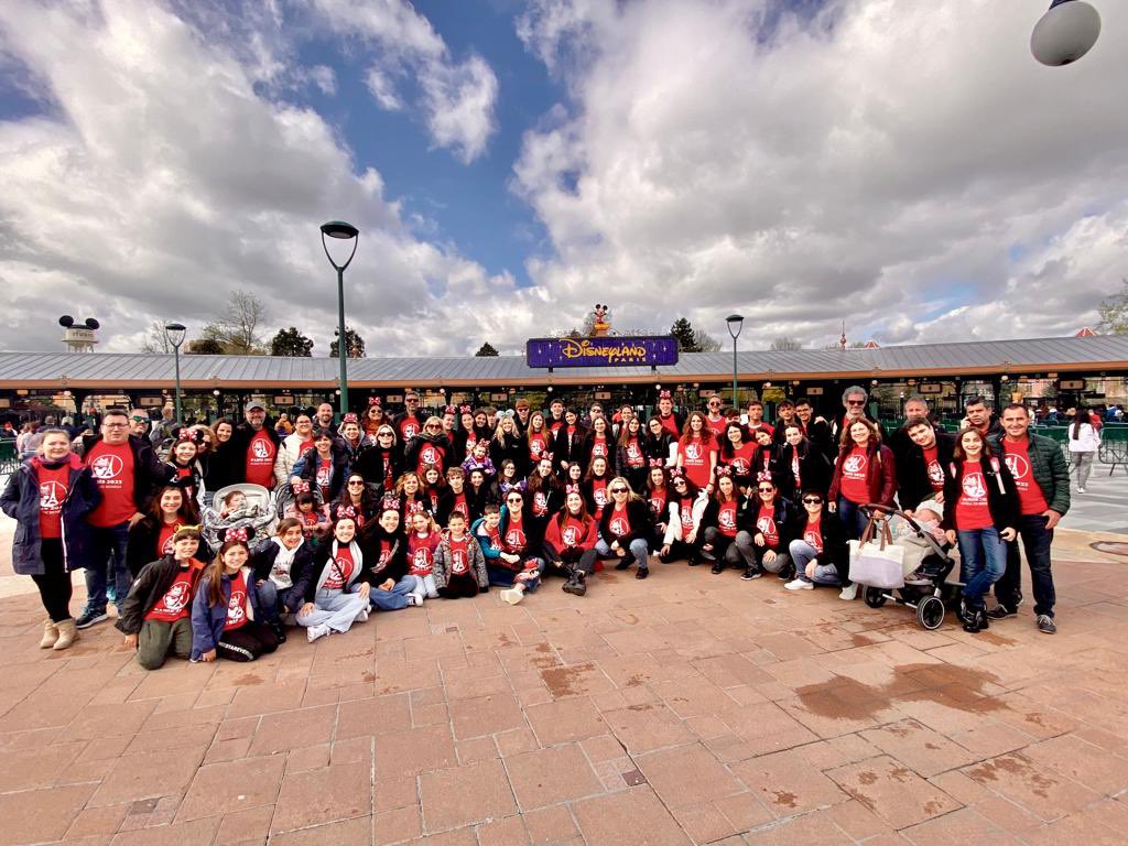 bandadebenissa's tweet photo. FI DEL VIATGE🥹
Ja ha finalitzat el nostre viatge per París que tant hem disfrutat tots junts i que de segur mai oblidarem!😊
Però, ja estem planxant-nos les camises perquè el divendres arranquem amb les festes!🤩
Ens vegem pels carrers!😜
#SLMB #BandaDeBenissa #SLMBenissa https://t.co/4ivzt9DQEN