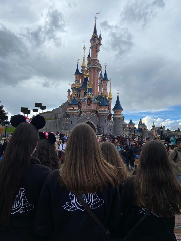 bandadebenissa's tweet photo. FI DEL VIATGE🥹
Ja ha finalitzat el nostre viatge per París que tant hem disfrutat tots junts i que de segur mai oblidarem!😊
Però, ja estem planxant-nos les camises perquè el divendres arranquem amb les festes!🤩
Ens vegem pels carrers!😜
#SLMB #BandaDeBenissa #SLMBenissa https://t.co/4ivzt9DQEN