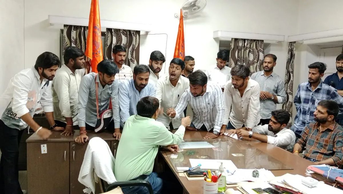 vishalgothwalin's tweet photo. @ABVP4RU इकाई द्वारा विश्वविद्यालय में हो रहे लगातार पेपर लीक की घटना के खिलाफ विरोध प्रदर्शन किया पेपर लीक की जाँच जल्द से जल्द हो इसको लेकर कुलपति को ज्ञापन प्रेषित किया।

#PaperLeak #ABVP4RUSU https://t.co/2WXZB7ZFSG