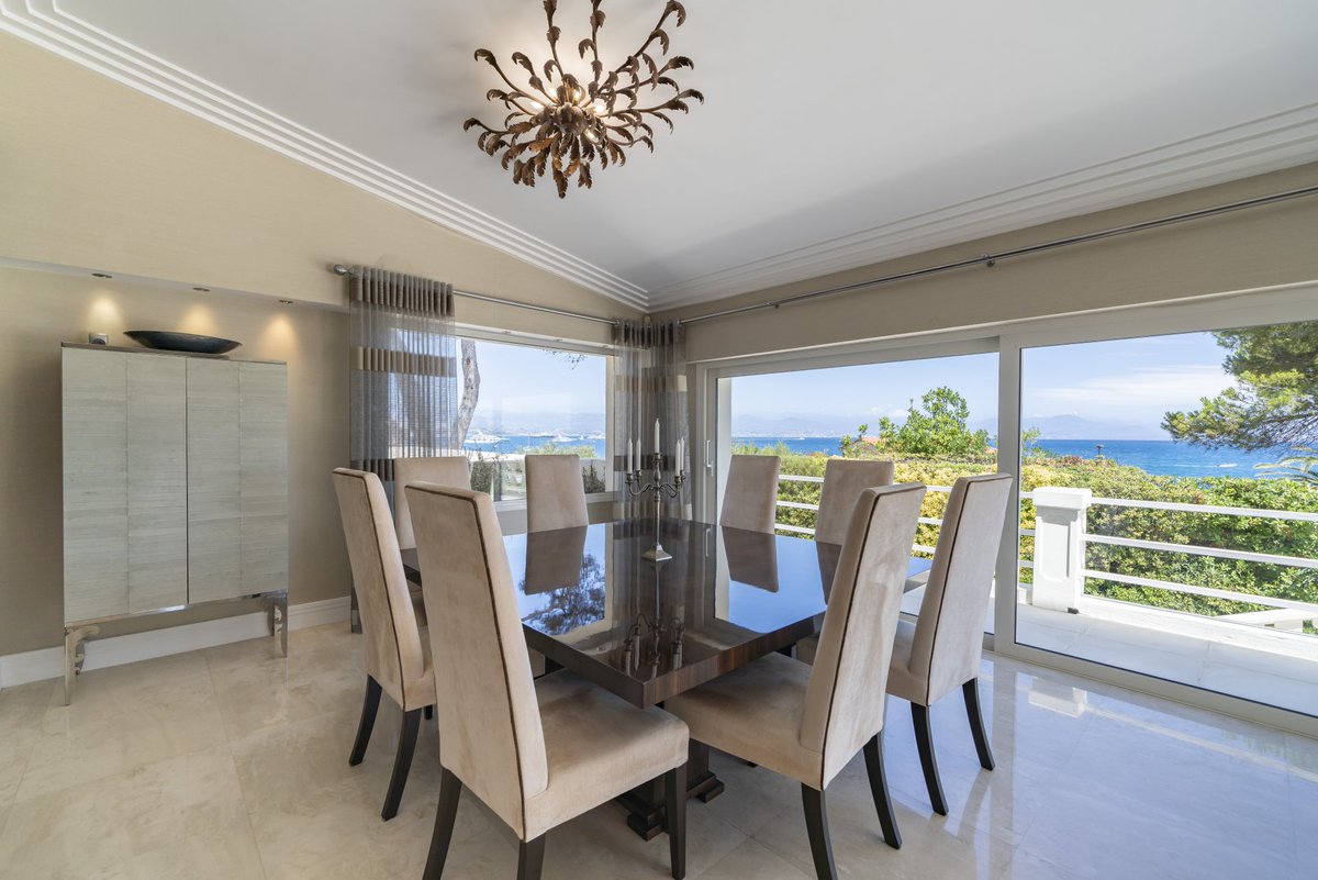 EstateNetFrance's tweet photo. Cap d'Antibes is known for its prestige and exclusivity. 🏡 Owning a home in this area allows you to take advantage of the climate and enjoy the outdoors year-round.

Ref. 8003 | Cap d'Antibes
https://t.co/VAsYeey6Md

#KnightFrankFrenchRiviera #KFhomes #KnightFrank #Waterfront https://t.co/qBDtPKTDbV