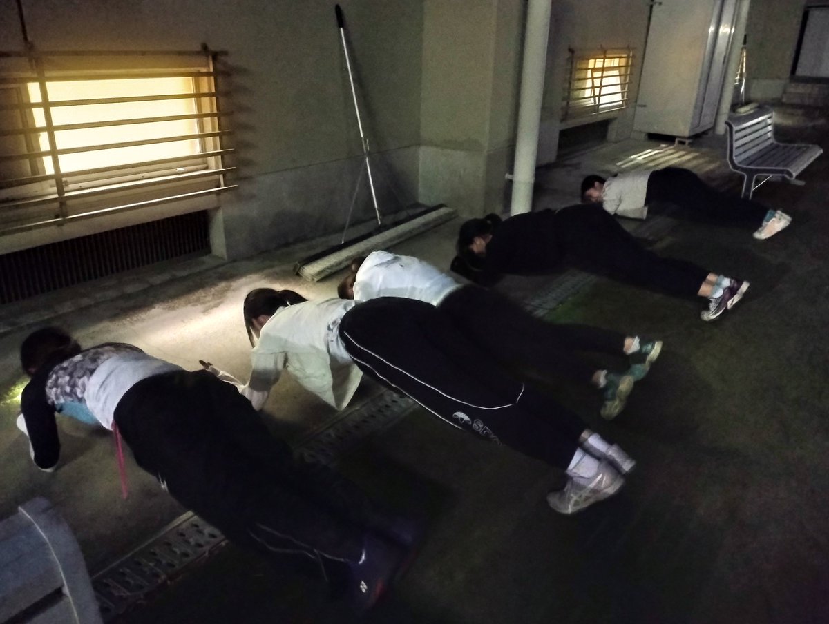 nwutennis's tweet photo. 練習後はみんなでプランク！夏にプールに行くために美ボディをつくってます✨ https://t.co/8wjqwifiPL