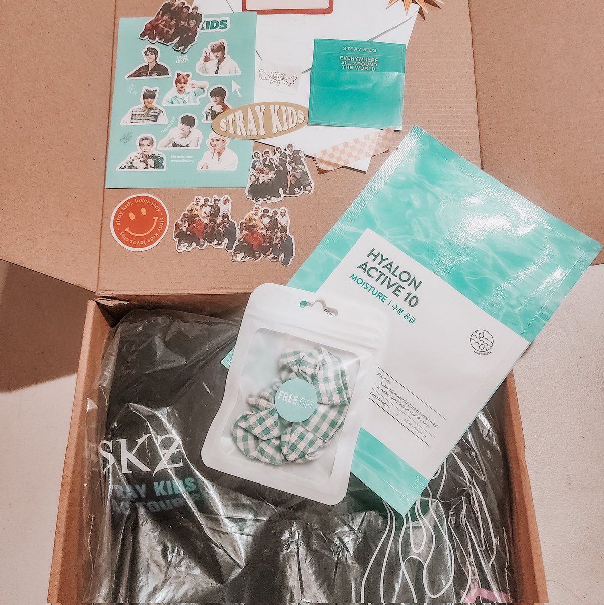 hoshication's tweet photo. [ #marrived #marigoldenproofs ]

Finally got the hoodie after so long, there's sm stuff haha! Tysm again @marigoldenrush 🥹🫶 you were so so nice to talk/transac with and the entire packaging was just so cute (felt like a care package more than anything lol) 🤍 till next time! https://t.co/djIo0lHDvj