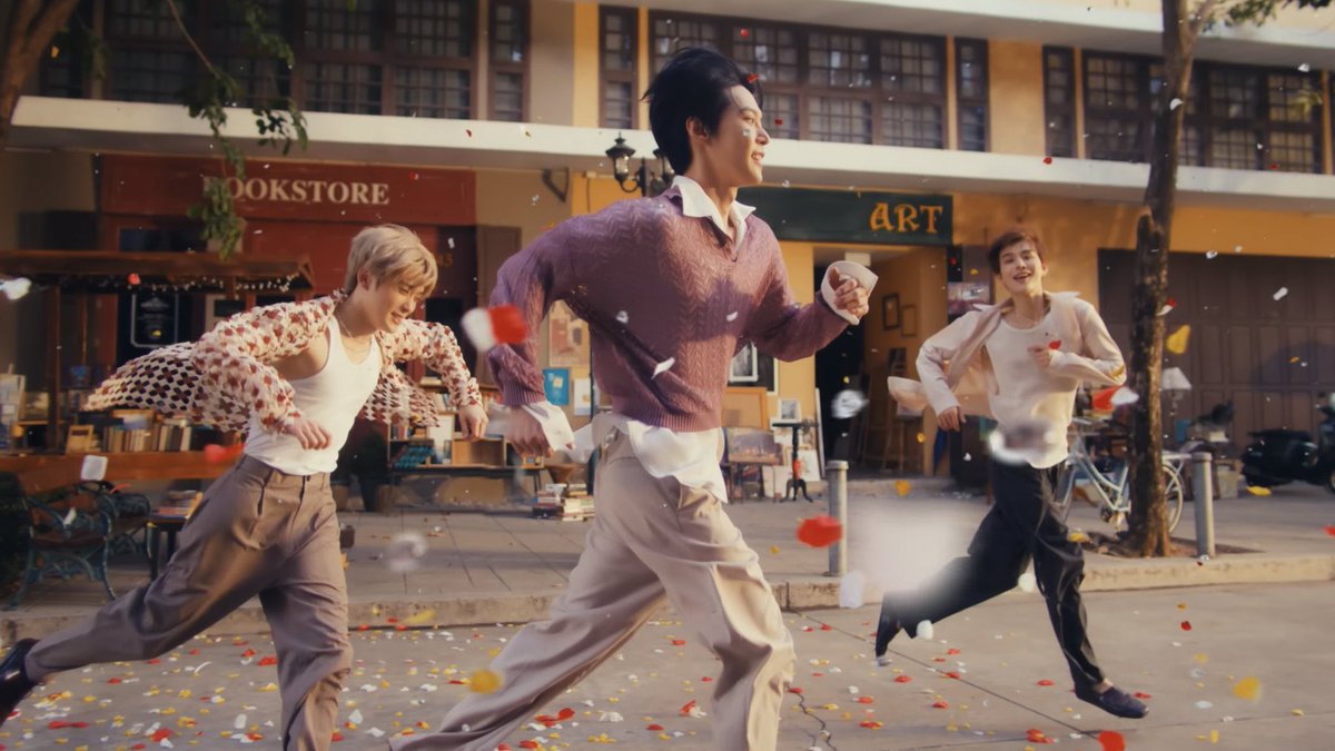 mlydwt's tweet photo. ใดๆคือทีมพรอพโหดมาก ไม่รู้ทีมเกาหลีหรือไทย แต่จัดออกมาได้โหดมากเพราะสตูเป็นถนนโล่งๆเลยอะ เค้าแบบจัดยันร้าน book store ตรง Art เพราะปกติตรงนั้นเป็นประตูเฉยๆ แต่เอาป้ายมาติด โหดมาก พรอพแน่นมาก กราบบบ 👍🏻👍🏻👍🏻 จากใจที่เคยไปสตูนี้ต้องจัดเองทุกอย่างมีแค่ห้องให้ https://t.co/WVliyxdOyz