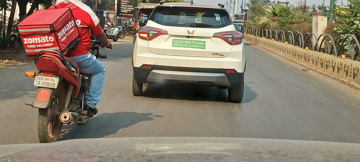 amitkda2016's tweet photo. Mahindra Brand New SUV with one tyre of some small segment car.
#anandmahindra https://t.co/Q0LeydXmXv