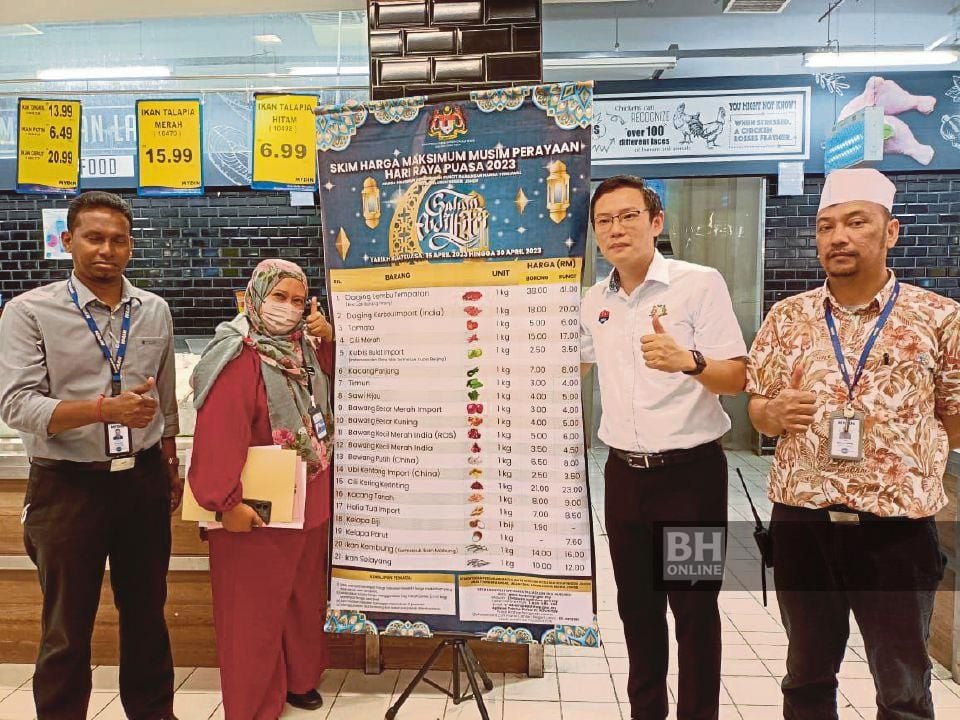 MMC1102C23's tweet photo. Minister of Domestic Trade and Cost of Living in Johor(KPDN) has imposed action against those sellers who have misused the chicken supply price law. They said "retailers who sell abouthe ceiling price of RM9.40 per kilogram will be subject to compound action. https://t.co/41d3y2NdPA