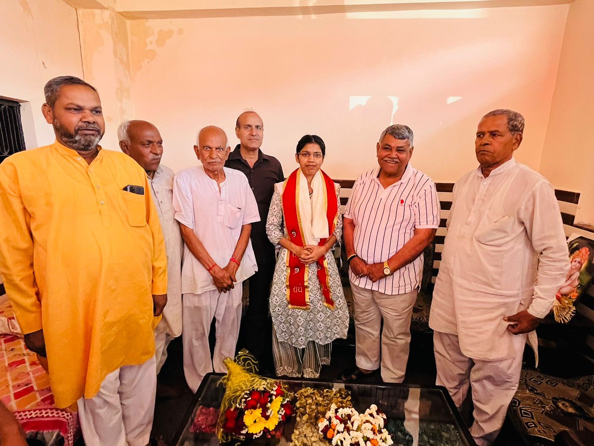 Chbabulalbjp's tweet photo. जनपद आगरा के ग्राम गढ़ी रामी की बिटिया दिव्या सिकरवार पुत्री श्री राजपाल ने उत्तर प्रदेश लोक सेवा आयोग(UPPSC) की परीक्षा में प्रथम स्थान प्राप्त कर अपने परिवार के साथ-साथ पूरे जनपद आगरा का नाम रोशन किया. जिस पर उनके आवास पर पहुँच कर बिटिया को ढेर सारी शुभकामनाऐँ दी।
#uppsctopper https://t.co/Gx3QeyEaeM