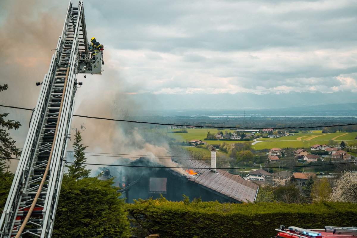 SDIS_74's tweet photo. Hier les sapeurs-#pompiers sont intervenus pour un #feu d’habitation à Machilly. Un homme de 65 ans a été légèrement incommodé par la fumée et vu par un médecin du #SDIS74. L’embrasement généralisé à l’arrivée des #secours a nécessité un long travail d’extinction et de déblais https://t.co/SN7VQmq5i4