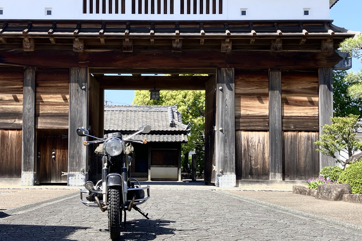 r50_1960's tweet photo. 日本の旧建築物に似合うバイクは
1960年代のホンダc70やc90…
本田宗一郎が神社仏閣を参考に
デザインしたバイクゆえ当然だが
意外に旧タイプBMWも似合います‼︎ https://t.co/s0VWZ0Pc2k