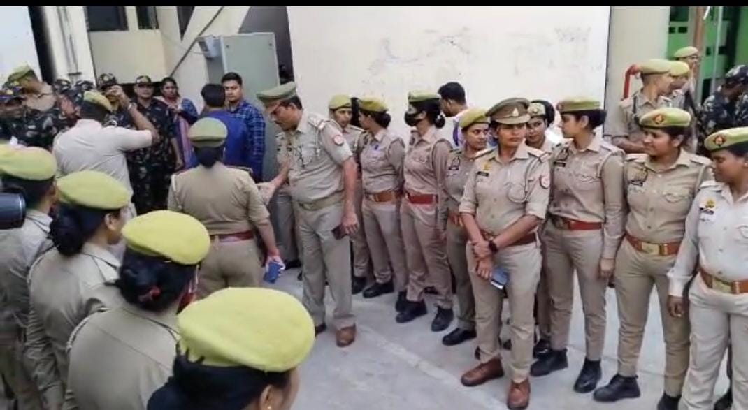 AntiCrimeTimes's tweet photo. #कानपुर महिला के प्लाट में आगजनी के मामले में महाराजगंज जेल में बंद विधायक इरफान सोलंकी
कानपुर कोर्ट में सुरक्षा के साथ पेशी के लिए लाया गया #इरफान सोलंकी को मीडिया को रखा दूर
#अतीक_अशरफ की पुलिस कस्टडी में हत्या के बाद  महाराजगंज जेल से कानपुर कोर्ट परिवार की एक गाड़ी रही साथ https://t.co/BzGlvlxJ0F