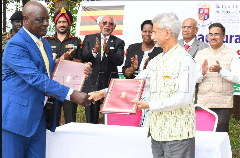 JoyceMakoma2's tweet photo. Hon. Vincent Bamulangaki Ssempijja recognized the strategic vision between H.E @KagutaMuseveni and India’s Prime Minister Narendra Modi in building modern and efficient economies based on science and technology to spur social-economic transformation.
#MoDVA https://t.co/tpOhjdXKrv