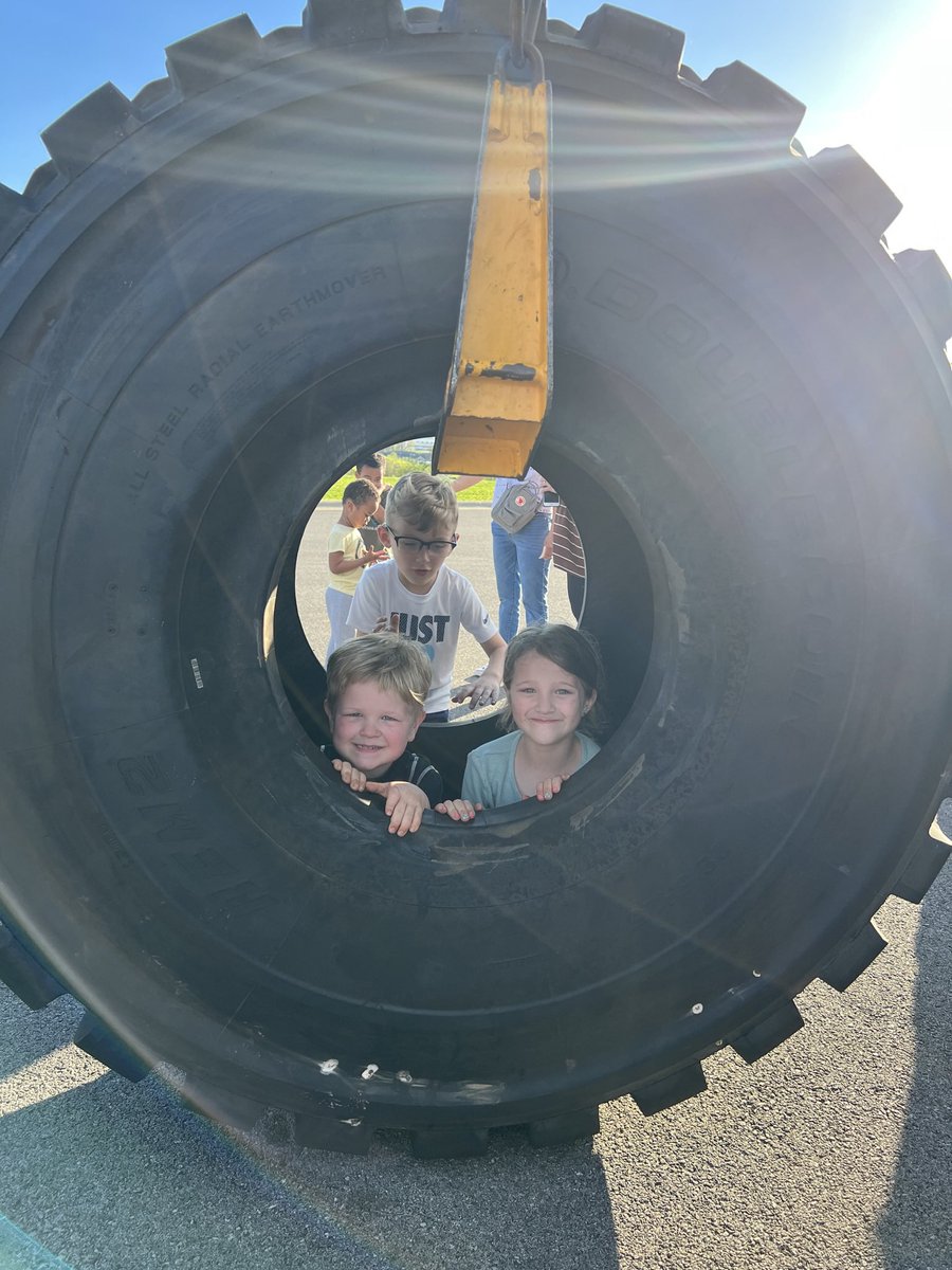 Vesselsprek's tweet photo. We had a great turnout for Touch-a-Truck Friday night. It was fun seeing our tiny tigers light up as they explorer real life vehicles from our roads unit this year 🚑🚒🚓 @MrsDarnell_CTE @MrsWillis_CTE @WCPS_preschool https://t.co/ETR9TxNOXn