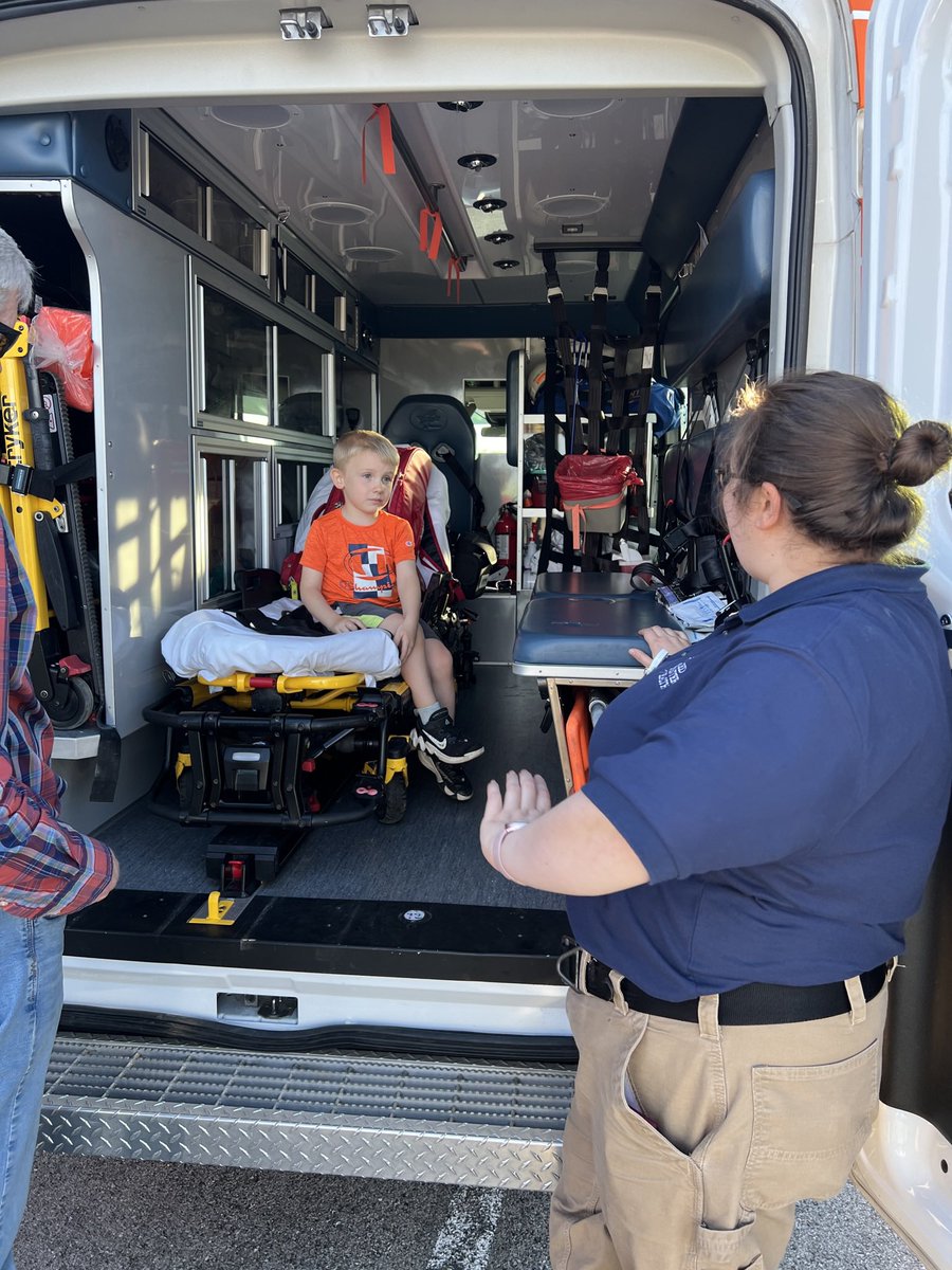 Vesselsprek's tweet photo. We had a great turnout for Touch-a-Truck Friday night. It was fun seeing our tiny tigers light up as they explorer real life vehicles from our roads unit this year 🚑🚒🚓 @MrsDarnell_CTE @MrsWillis_CTE @WCPS_preschool https://t.co/ETR9TxNOXn
