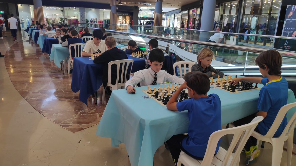 ¡Buenos días! El pasado sábado 15 de abril se realizó un torneo presencial en el Centro Comercial La Verónica de Antequera (Málaga). Más de 50 familias, se reunieron para ver a sus pequeñ<a href="/s/">『S』</a> jugar grandes partidas de ajedrez. ¡Gracias a tod@s los asistentes por venir!