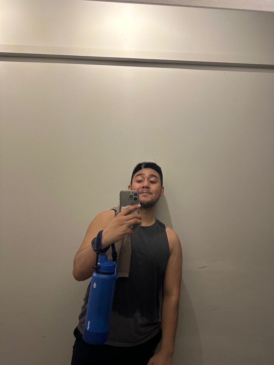 GenesitKUN's tweet photo. wuw i wore a singlet today haha #Mondazed (@ Revolution in Singapore) https://t.co/Nzz4cGO3h7 https://t.co/j2nkRadENA
