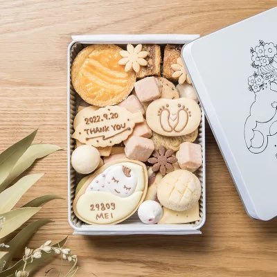 _usagionline's tweet photo. ここのお店のクッキー缶かわいすぎる🥹🍪自分のご褒美用にもいいけど母の日ギフトとか出産内祝いに使えるのメッセージ入りのもあってめちゃくちゃよい🤍めもめも https://t.co/f9zDoAGTI3