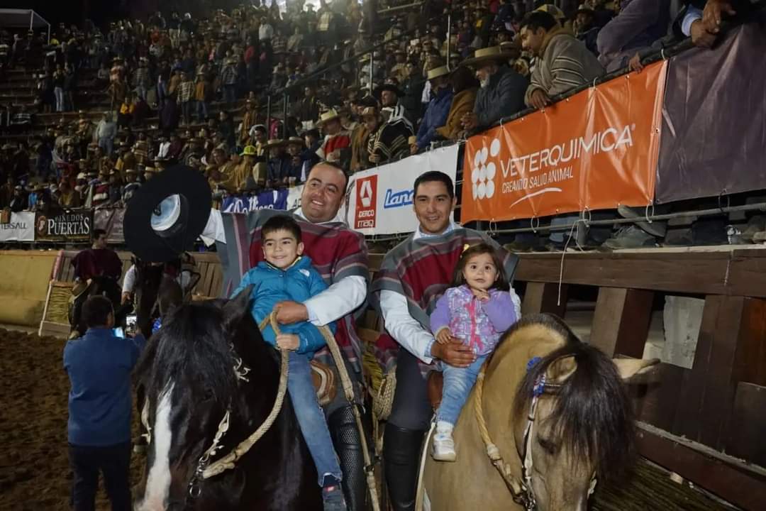 cbarriaz's tweet photo. 3 primeros lugares campeones Champion 2023
#caballo #rodeo #traficiones #ChampiondeChile #huasos https://t.co/qIBDEQPgDU