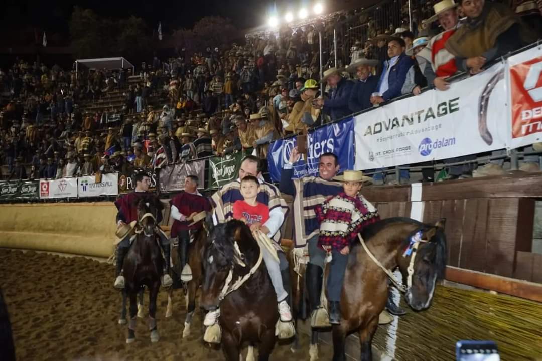 cbarriaz's tweet photo. 3 primeros lugares campeones Champion 2023
#caballo #rodeo #traficiones #ChampiondeChile #huasos https://t.co/qIBDEQPgDU