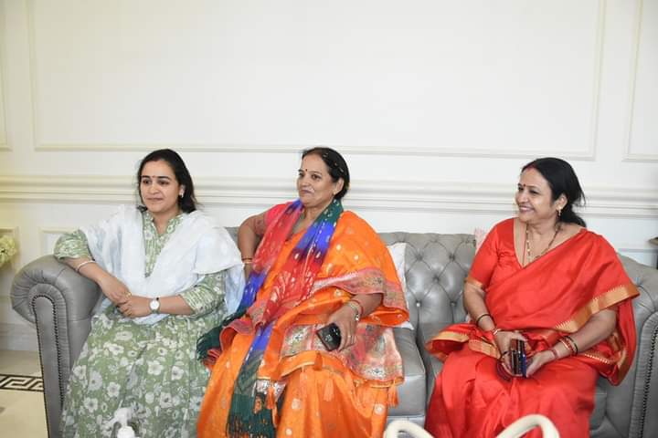 Sushma_Kharkwal's tweet photo. भारतीय जनता पार्टी की नेत्री श्रीमती अर्पणा सिंह बिष्ट जी से उनके आवास पहुंचकर मुलाकात कर जनसमर्थन मांगा, आदरणीय बिष्ट जी ने जीत के लिए शुभकामनाएं दी !

#Shushma #Lucknow #Meyar 
#Election2023
#ShushmaBJP #ShushmaMeyar #lucknowmeyar https://t.co/wV5OVbkzBz