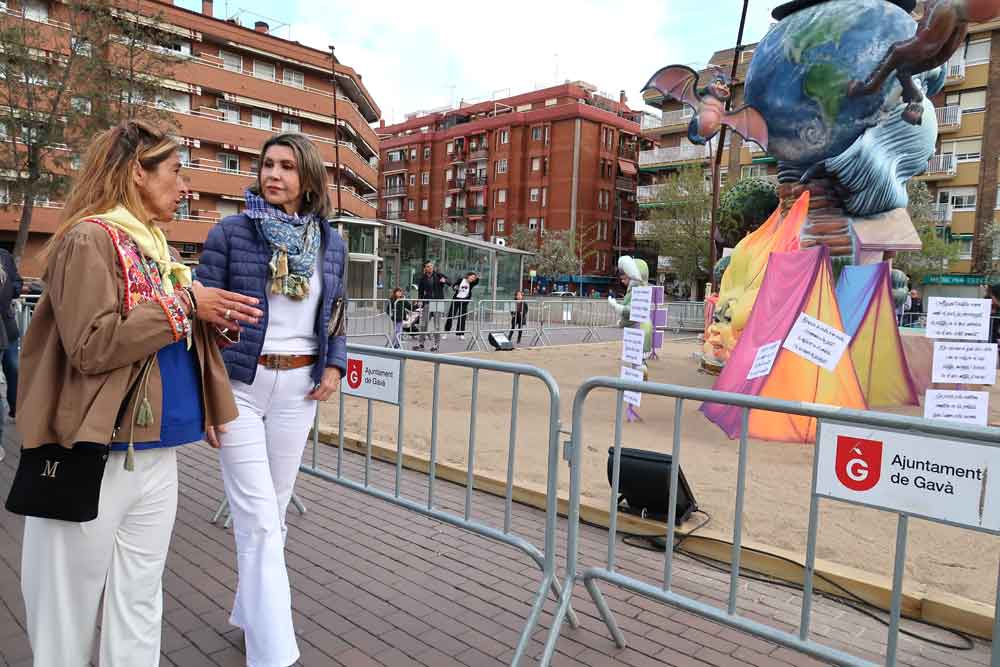 La diputada del <a href="/ppopular/">Partido Popular</a> <a href="/LlanosdeLuna/">Llanos de Luna</a> visita Les Falles de #Gavà amb la líder del <a href="/gava_pp/">PPGavà</a> <a href="/MonicaPares/">monica pares centeno</a> elbruguersdigital.cat/llanos-de-luna…