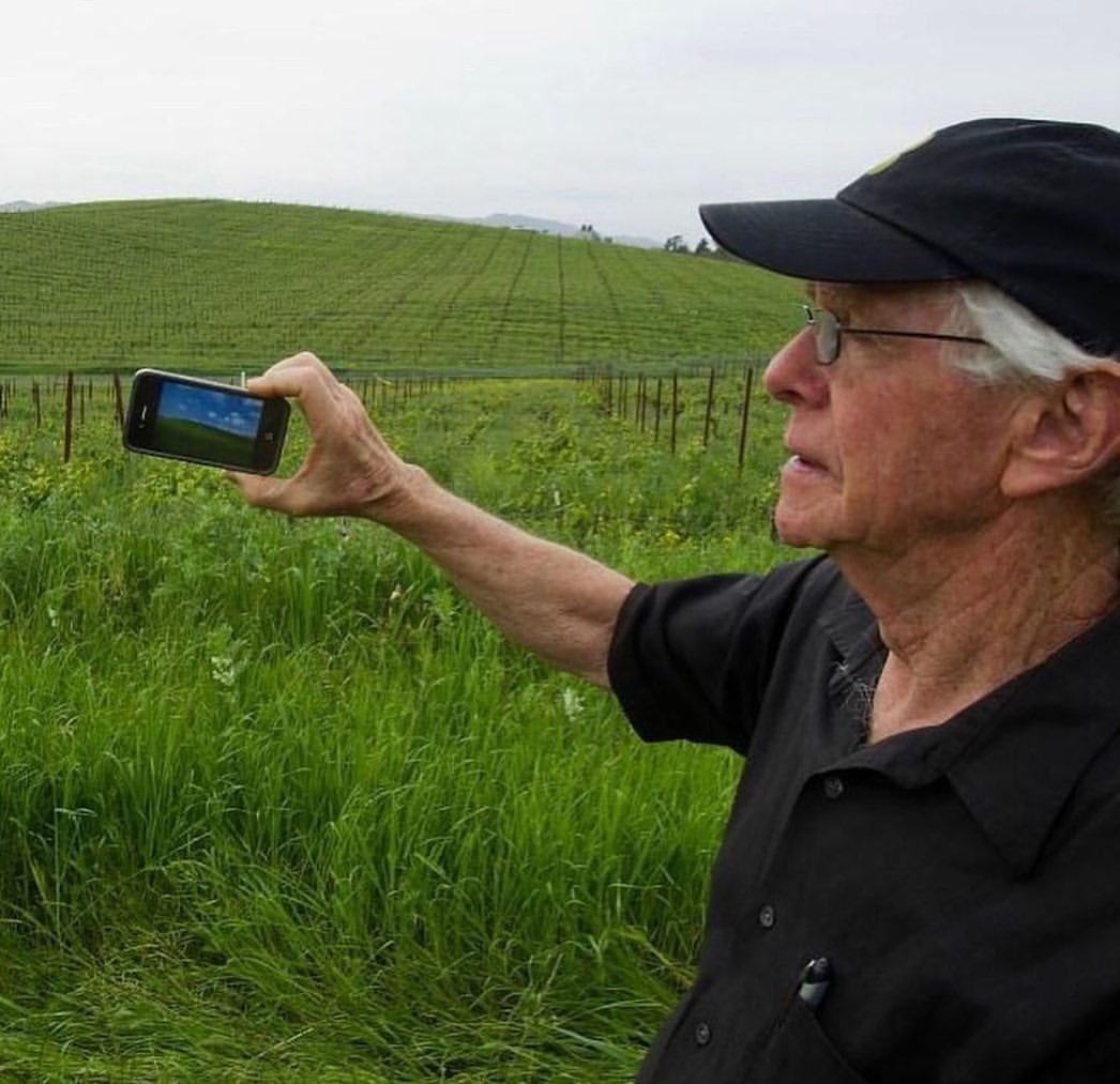 MesmerizeD_it's tweet image. This iconic image is arguably one of the most viewed photographs in the world. 
Image taken by photographer Charles O’Rear in Sonoma County, California in 1996. 

Visit: mesmerized.it

#masterdesigner #design #designmaster #designer