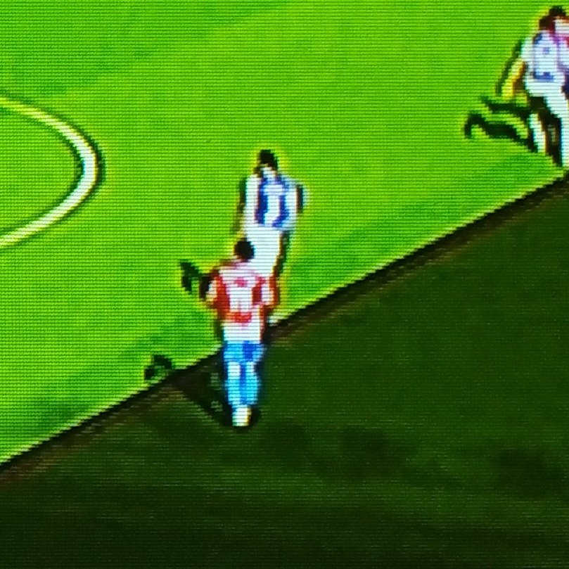 ArchivoVAR's tweet photo. ⚠️ Nuevo error de criterio del VAR en la Liga Smartbank.

▪️ Con la toma escogida por el VAR, no se puede asegurar si el jugador escogido es el último defensor.

▪️ Duarte puede romper el fuera de juego pero su posición, al estar tapado, no es válida. 

Al haber dudas, es GOL. ❌ https://t.co/OCUZenOSEv