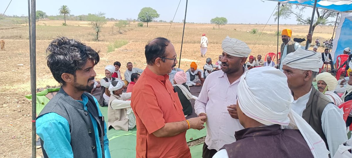 Rammohan3125's tweet photo. आज आनन्दपुर मण्डल के ग्राम खिरियाखेड़ा में  घुमंतू जनजातीय बंजारा समाज के श्री मोहन सिंह जी के ताऊ जी ,घनशाम जी  के पूज्य पिताजी अभय सिंह  जी की गंगाजली पूजन में सम्मिलित होकर श्रंद्धाजलि अर्पित की । https://t.co/rPy6NYdJ1f