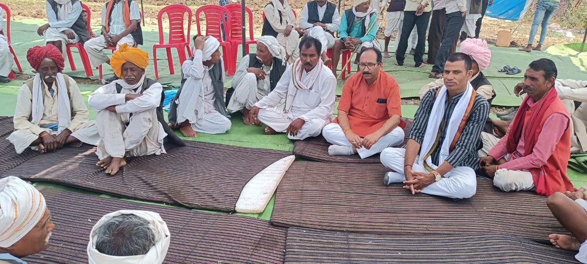 Rammohan3125's tweet photo. आज आनन्दपुर मण्डल के ग्राम खिरियाखेड़ा में  घुमंतू जनजातीय बंजारा समाज के श्री मोहन सिंह जी के ताऊ जी ,घनशाम जी  के पूज्य पिताजी अभय सिंह  जी की गंगाजली पूजन में सम्मिलित होकर श्रंद्धाजलि अर्पित की । https://t.co/rPy6NYdJ1f