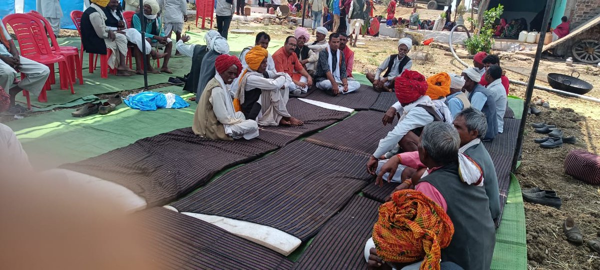 Rammohan3125's tweet photo. आज आनन्दपुर मण्डल के ग्राम खिरियाखेड़ा में  घुमंतू जनजातीय बंजारा समाज के श्री मोहन सिंह जी के ताऊ जी ,घनशाम जी  के पूज्य पिताजी अभय सिंह  जी की गंगाजली पूजन में सम्मिलित होकर श्रंद्धाजलि अर्पित की । https://t.co/rPy6NYdJ1f