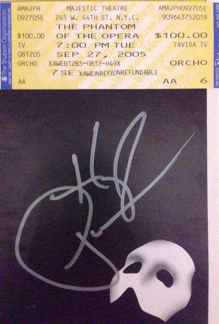 KumaYTory's tweet photo. 2005年9月27日夜、ニューヨーク・マジェスティックシアター最前列中央は、 汗が飛んでくるくらいの迫力だった。
最初で最後?の出待ちでファントム役のヒュー・パナロ(HUGH PANARO)にもらったサイン。
#GoodbyePhantom
#PhantomBroadway
#HughPanaro
#MajesticTheatre https://t.co/brWeJFzrxm