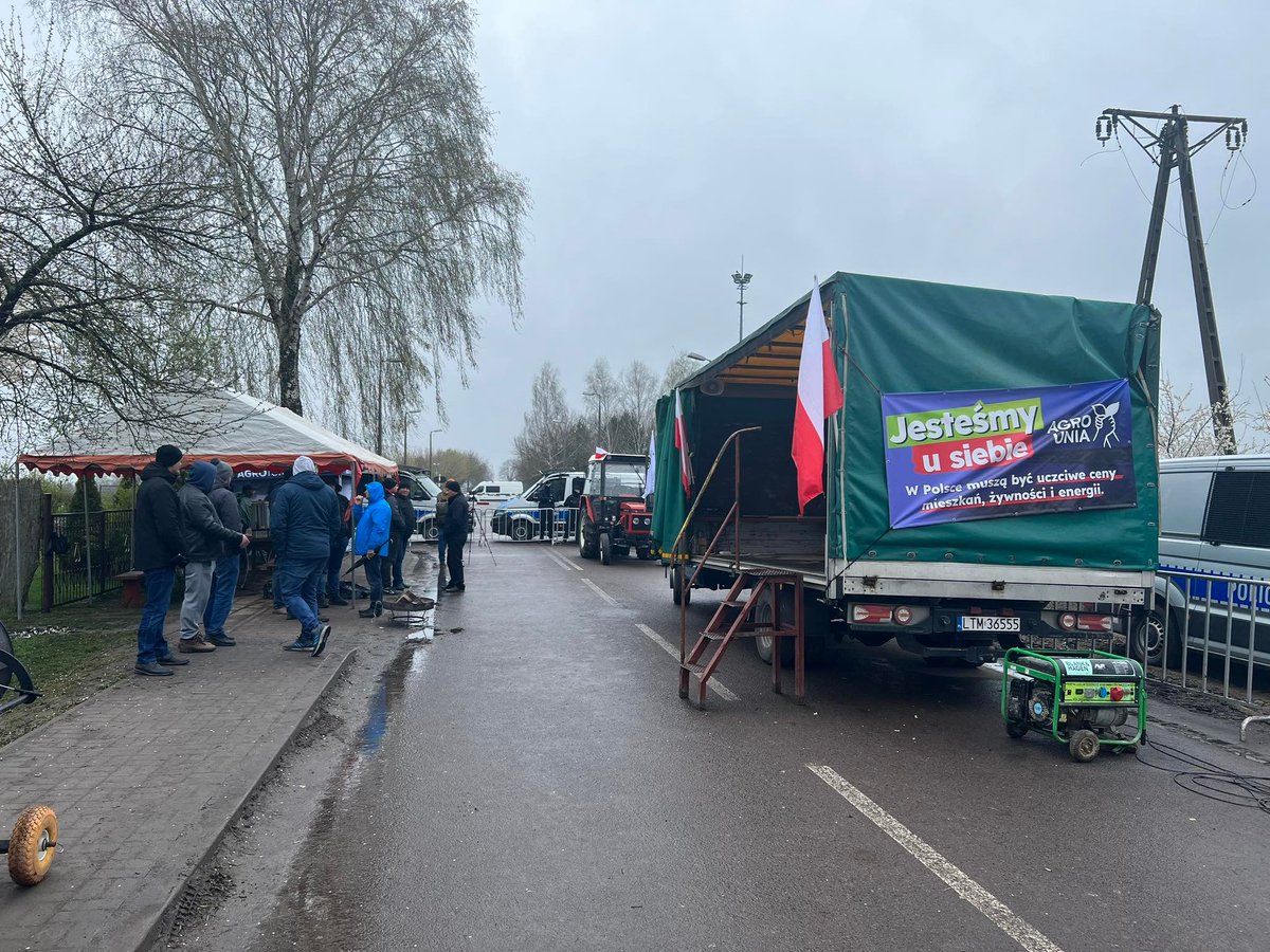 #Lubelskie: 6. dzień protestu rolników w #Hrubieszów. Domagają się przywrócenia cła na produkty rolne z Ukrainy. Zapewnienia, które padły na sobotniej konwencji rolnej Prawa i Sprawiedliwości, nazywają "ustawką i mydleniem oczu". <a href="/RadioZET_NEWS/">Radio ZET NEWS</a>