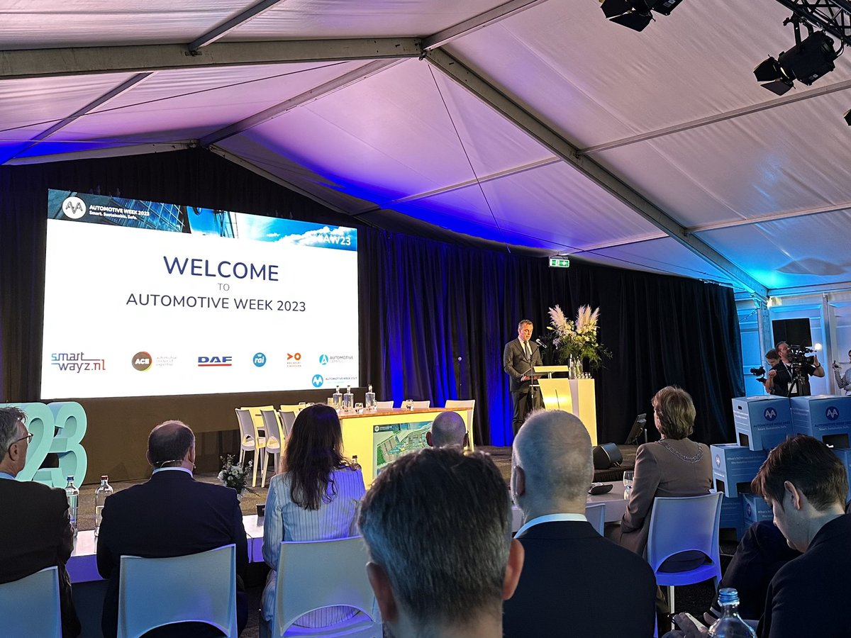 “Onze ambitie is dat mobiliteit slim, veilig en duurzaam is. En we hebben jullie hard nodig om daaraan bij te dragen!” Dat zei minister <a href="/markharbers/">Mark Harbers</a> in zijn openingsspeech op de Automotive Week Helmond, waar de sector laat zien hoe zij bijdragen aan de mobiliteitstransitie. 1/2