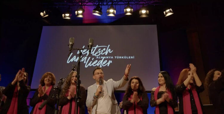 🪗 <a href="/NedimHazarBora/">Nedim Hazar Bora</a> &amp; <a href="/EkoFreezy/">Eko Fresh</a>, "Almanya Türküleri"nde buluştu 

🎻 60’lardan günümüze diaspora müziği nasıl bir değişim geçirdi?

🪕 Seyirci Anadolu Türküsü usulü Almanca şarkılara nasıl tepki verdi?

✍️ <a href="/jansdesidero/">Janset Atacan</a>'nun haberi 

🔗 buff.ly/3mMBZAO 

<a href="/ist_filmfest/">İstanbul Film Festivali</a> |