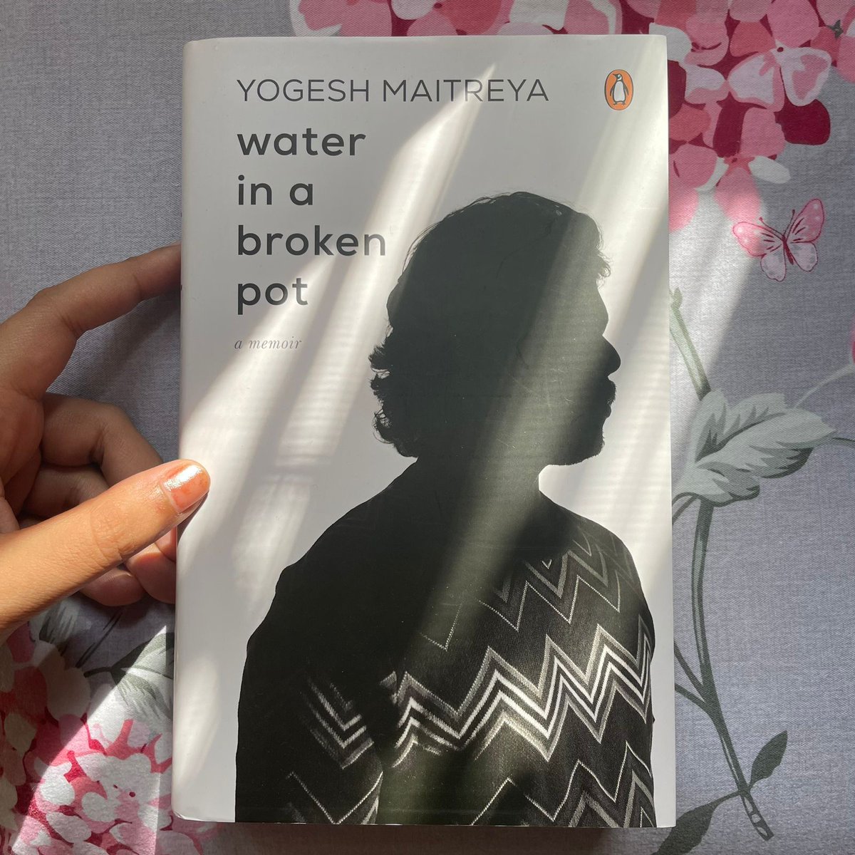PenguinIndia's tweet photo. From Manav Kaul's longing for Kashmir in #Rooh to @maitreya_yogesh's account of his life in #WaterinaBrokenPot and from @NidhiUpadhyayV's talking unborn child in #IHearYou to Nishi's poetry of self-love in #GirltoGoddess, we have 4 completely different books releasing today! https://t.co/O69ZP1lzzE
