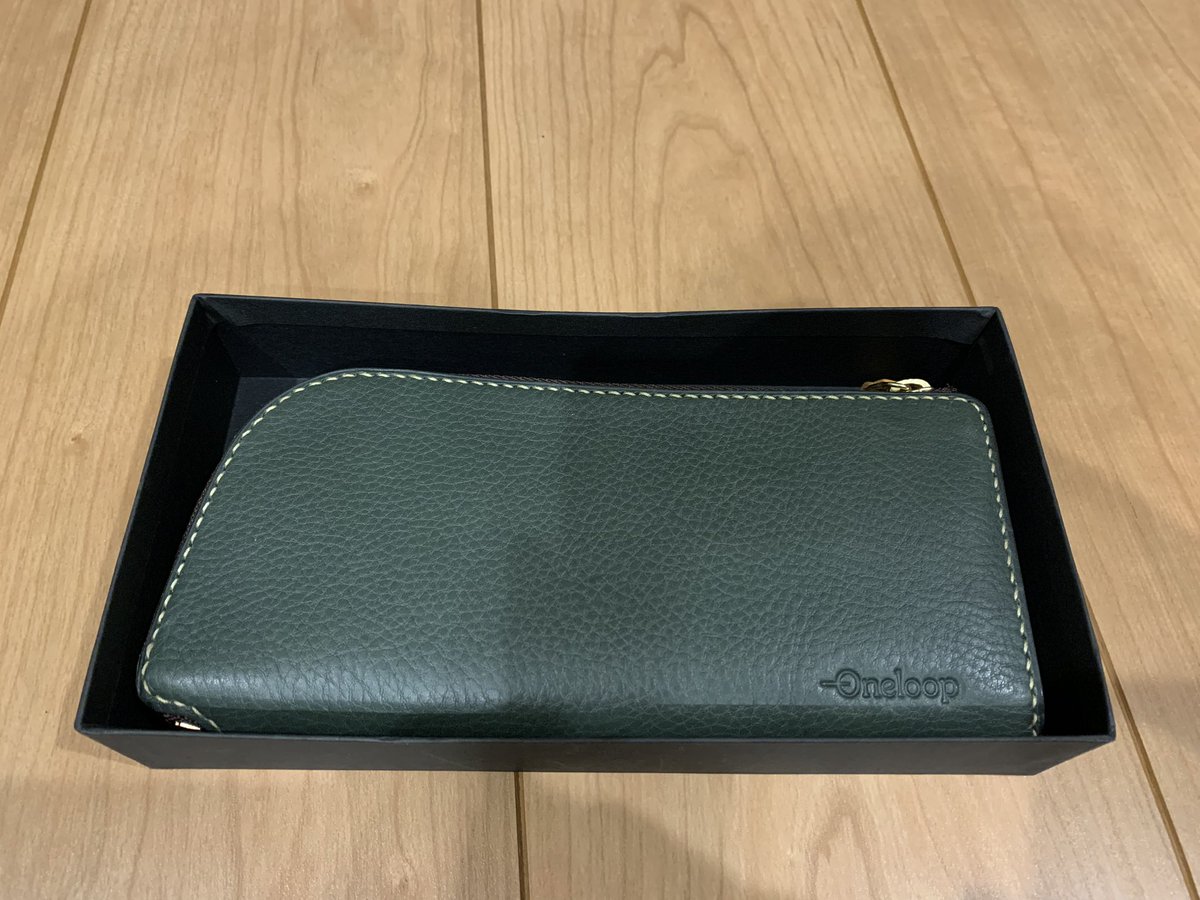 ketcho0109's tweet photo. オーダーで作って貰ってた財布が完成して受け取ってきた😊
ここの財布小銭入れ買って気に入ってたので長財布もお願いしました🎵
ちょっと高いけど長い間使えるのでコスパは良い。
小銭入れは同じ色で5年使ってます👍🏻
#oneloop https://t.co/6wRkoqgroM