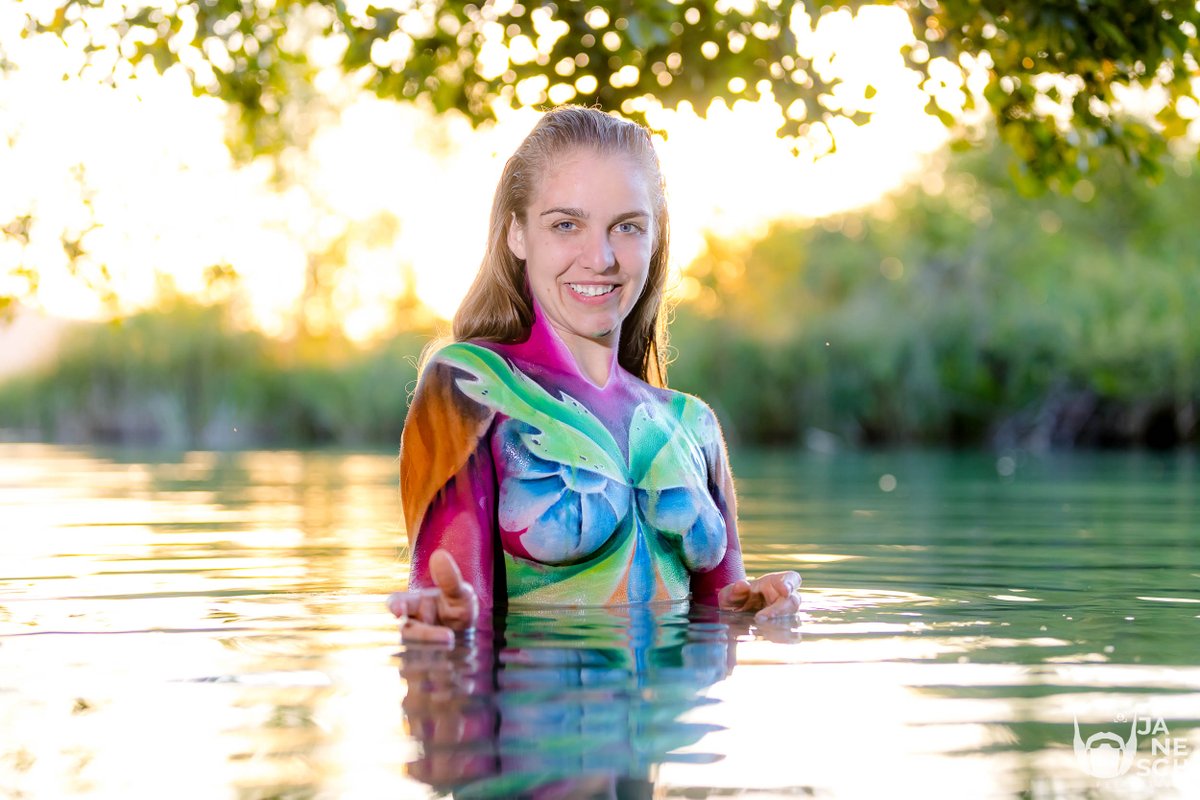 djaneschphoto's tweet photo. barbara 2022 #wörthersee
#outdoor #sommer #summer #bodypainting #lächeln #laecheln #smile #wasser #water #sonnenuntergang #sunset #gegenlicht #backlight #lendspitz #klagenfurt #visitwoerthersee #itstimetosee #seezugang #endlessface #portraitphotographer #loves_portrait https://t.co/PnYa0HhyT2