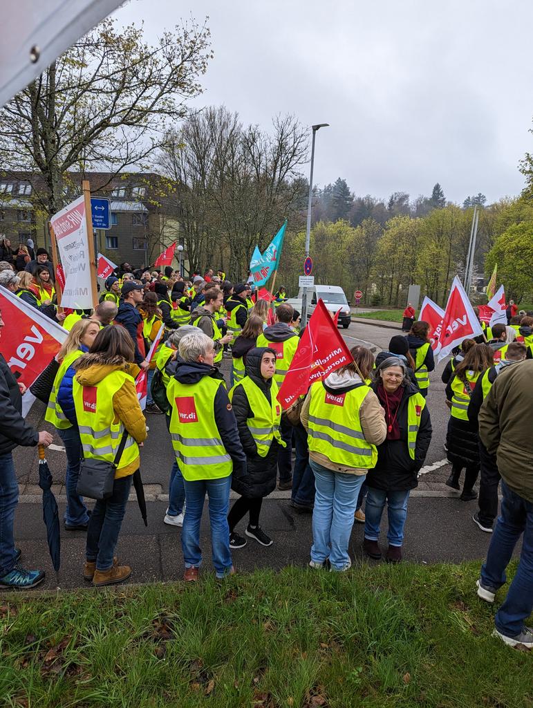 SapisBlog's tweet photo. Heute ist kein Arbeitstag heute ist STREIK Tag. #verdimittelbadennordschwarzwald #streik #klatschenreichtnichtmehr https://t.co/RinWagKGkC