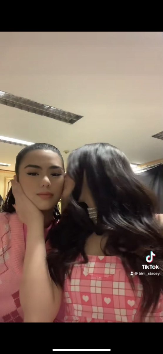 stacey 🪐 tweet media