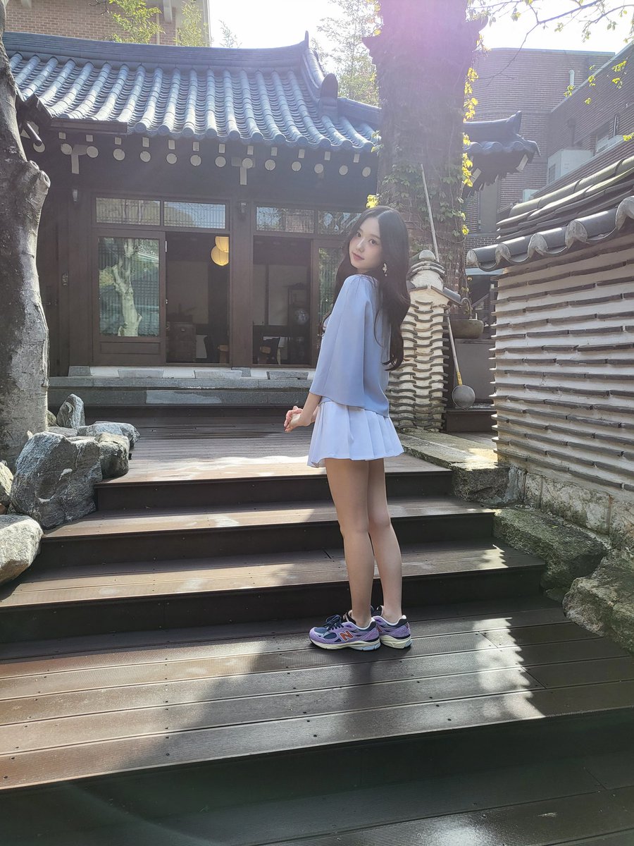 What do you think that I'm doing now?

#KIMDOAH #김도아 #キムドア #도아 #DOAH #KPOP