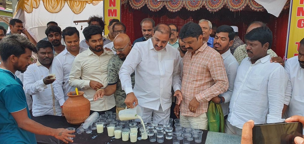 GandhiArekapudi's tweet photo. హఫీజ్పెట్ డివిజన్ పరిధిలోని మంజీర రోడ్డు లో బీఆర్ఎస్ పార్టీ నాయకులు శ్రీ దాత్రి గౌడ్ గారి ఆధ్వర్యంలో ఏర్పాటు చేసిన చలి వేంద్రం మరియు మజ్జిగ కేంద్రం ను  ప్రారంభించడం జరిగింది. అనంతరం చల్లని మజ్జిగను కాలనీ వాసులకు అందజేయడం జరిగింది.

@KTRBRS @BRSparty https://t.co/stzIhXI43E