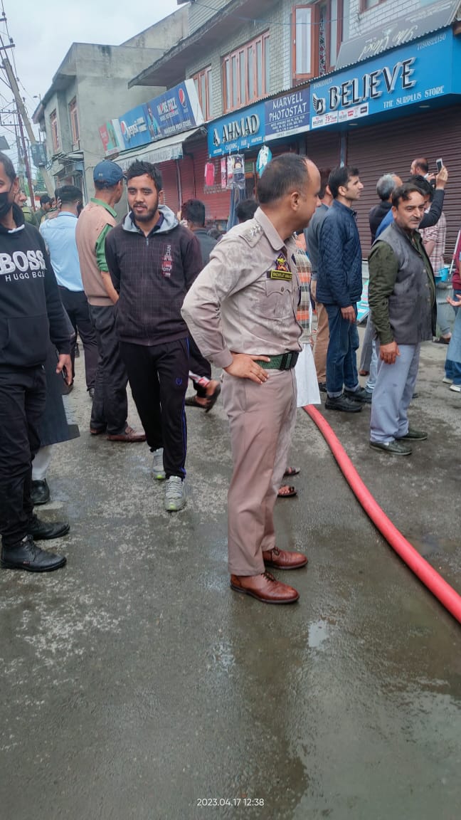 bol_kashmir's tweet photo. A fire incident occurred today at Hazratbal in Srinagar (Dysp) Zakura Hazratbal @IamShowkatDar risked his own life to rescue others. Despite the danger, he courageously stepped in and helped those in need.His selfless act of bravery is an inspiration to us all.

 @SrinagarPolice https://t.co/2rMwDPqaWy